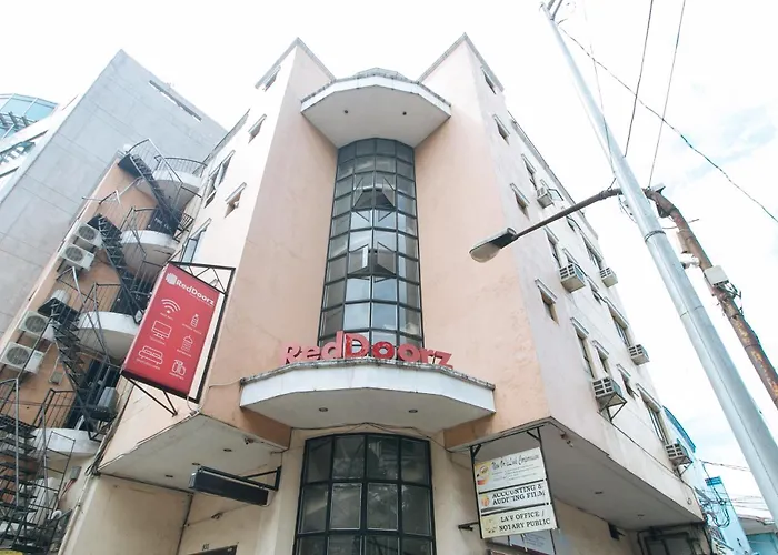 Reddoorz Near Quirino Station Hotel 2*